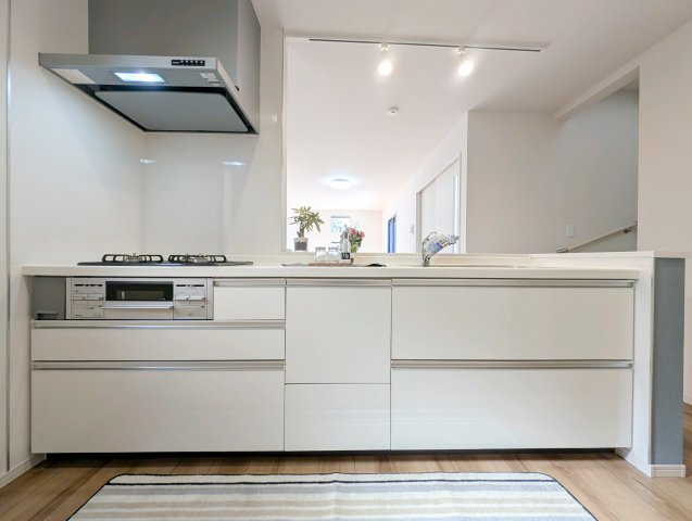 中古戸建て　昭島市美堀町2丁目のキッチン|【Timeless Kitchen】
◆暮らしの真ん中にある場所◆毎日の食事も、何気ない会話も自然と集まるキッチンスペース。空間に調和するデザインが、過ごす時間そのものを心地よく変えてくれる。

