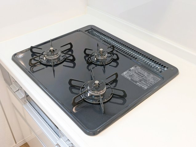 中古戸建て　昭島市美堀町2丁目のキッチン|【gas stove】◆ガスコンロ◆使い勝手に配慮されたガスコンロを備えたキッチン。火力調整がしやすく、毎日の調理がスムーズに進み、家事の時間を心地よく支えてくれます
