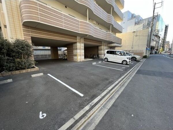 ノヴェル新栄の駐車場