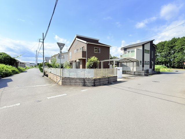 【オール電化】小美玉市納場中古戸建の前面道路含む現地写真