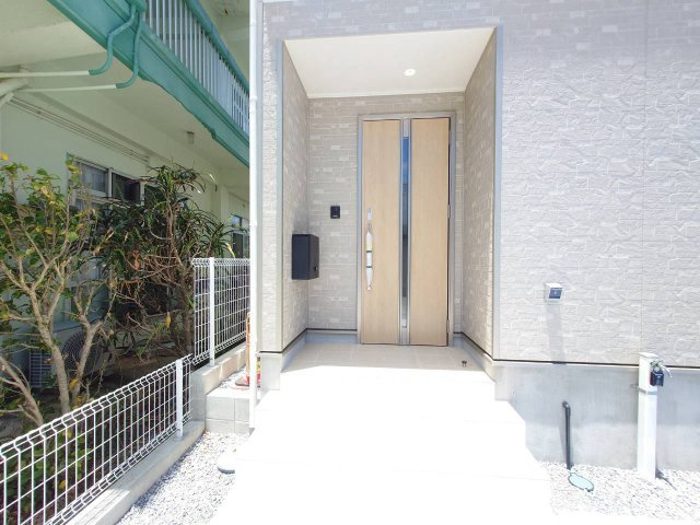 ♥♥南城市知念安座真第2-1号棟（全2棟）の玄関