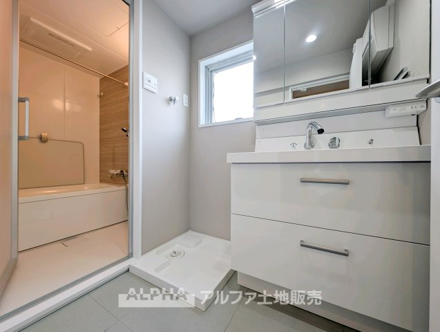 ヴェルドミール羽村の独立洗面台|【Powder room】
◆独立洗面台◆朝の身支度や帰宅後の手洗いも快適に行える独立洗面台。収納スペースも備えており、洗面用品をすっきり整理できる使い勝手の良い空間です。