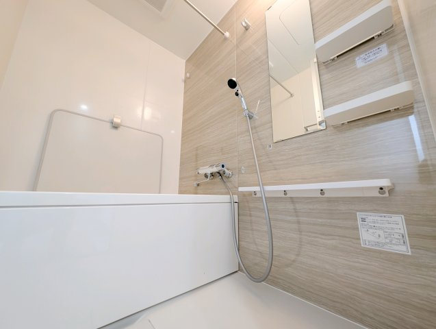 ヴェルドミール羽村の浴室|【Relax bath】
◆バスルーム◆やわらかな照明に包まれた浴室空間。ゆったり湯船に浸かりながら、一日の疲れを癒し、心まで落ち着く時間を過ごせます。