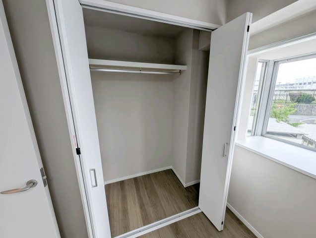 ヴェルドミール羽村の収納|【multi room】
◆多用途に使える一室◆収納やワークスペースとしても活用できる洋室。家族構成やライフスタイルに合わせて柔軟に使える空間です。