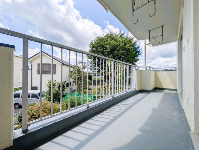 ヴェルドミール羽村のバルコニー|【Sky Terrace】
◆日常に開放感を◆外へ視線が抜けるバルコニーは、室内に明るさを届けるだけでなく、ちょっとしたリフレッシュ空間としても活躍します。
