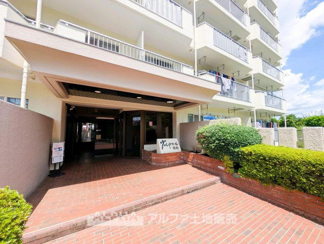 ヴェルドミール羽村のエントランス|【Lobby】
◆ロビー◆住まいへ帰るたびに心を落ち着かせてくれるロビー。整えられた共用空間が、快適な暮らしの始まりをやさしく演出します。