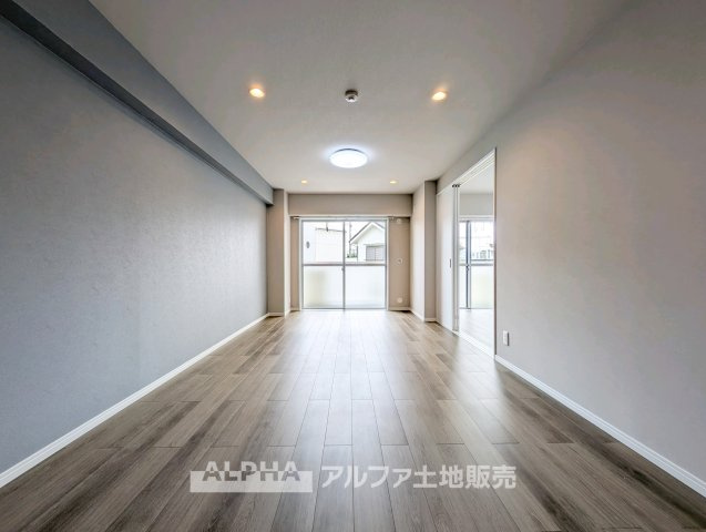 ヴェルドミール羽村の居間・リビング|【Family Living】
◆家族が集うリビング◆
食事のあとも自然と会話が弾み、テレビを囲んでくつろぐ時間を楽しめるリビング。家族が顔を合わせる機会を自然と育む空間です。