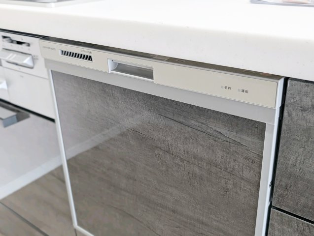 ヴェルドミール羽村のキッチン|【Food washing machine】
◆食洗機◆お子様の面倒を見れる時間が増え時短になります。加えて手荒れも防げてしかも節水が高い為、大変人気があり重宝します。