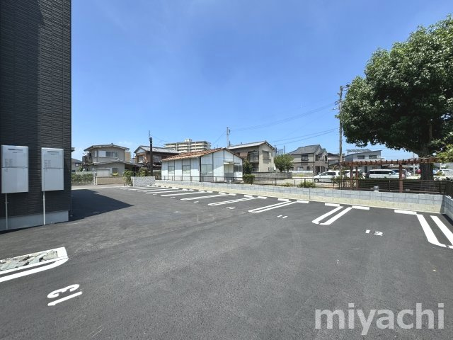 シャーメゾンプレミアス下助任【BELS認証】の駐車場