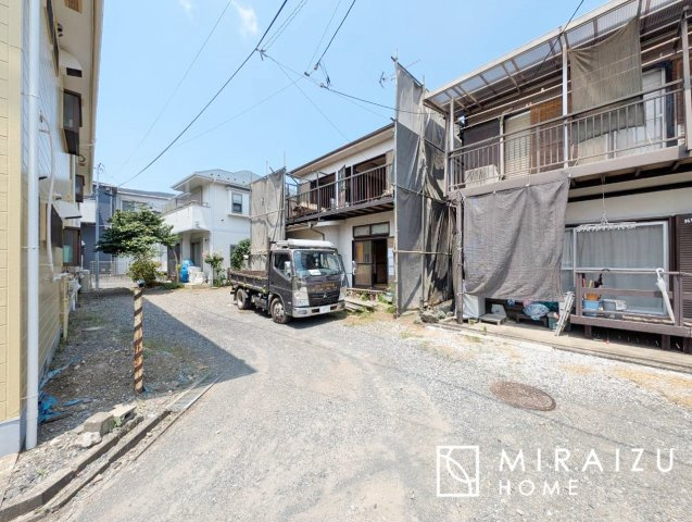 【外観】 | 運転が不安な方も安心な前面道路、きちんと幅員のある道路は女性にも安心です。整備されている道路は気持ちも良いですね♪