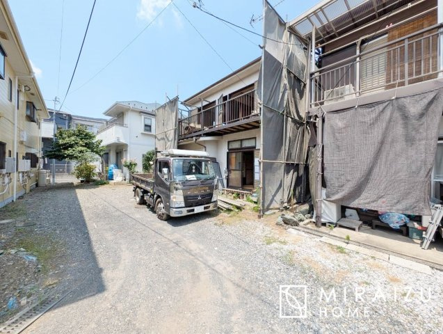 【前面道路含む現地写真】 | 通勤や家族の送迎など、毎日の生活にマイカーが欠かせない方にとって駐車場は大事な条件。敷地内にカースペースがあれば、お出かけやお買い物の際の搬入出も楽々です。