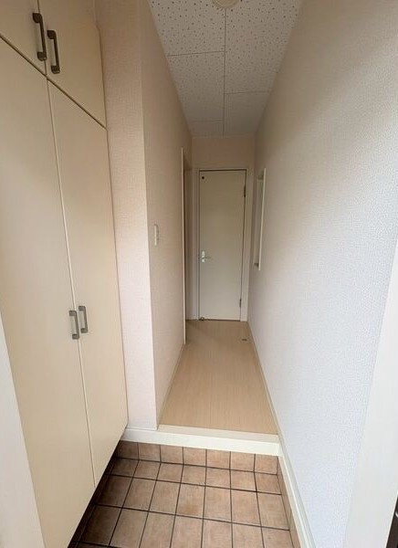 炭の家Ⅱ⻑良町４丁⽬Ｂの玄関