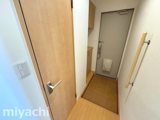 徳島市中島田町２丁目のアパートの玄関