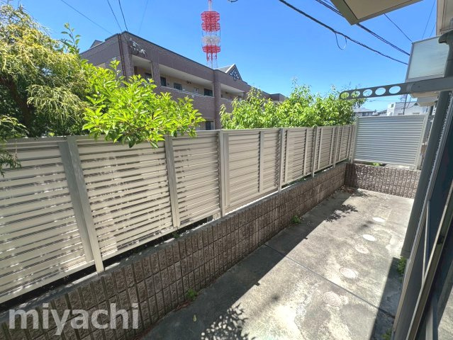 徳島市中島田町２丁目のアパートのバルコニー