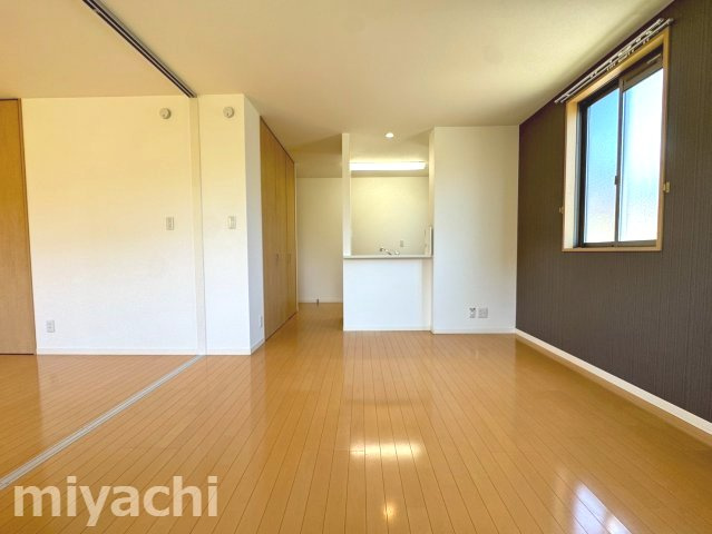 徳島市中島田町２丁目のアパートの居間・リビング