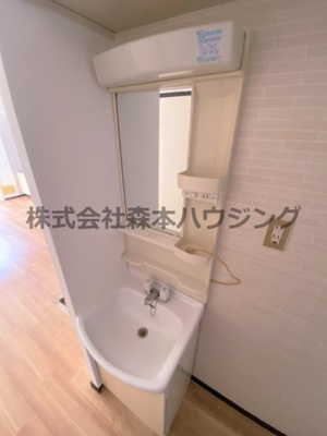 【独立洗面台】 | 　ハイツ千鶴1 | 朝の身支度には欠かせない独立洗面化粧台