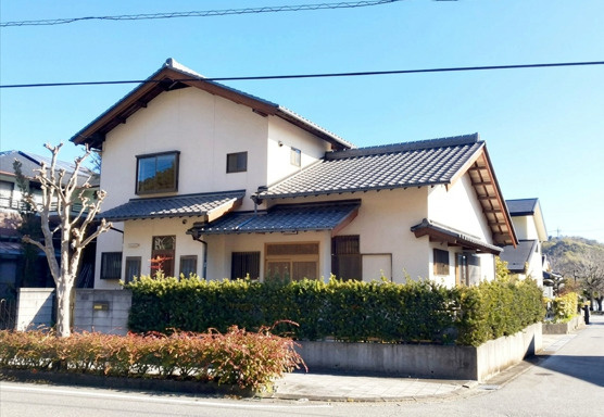 「三方角地×陽当たり良好」南国市緑ヶ丘2丁目　中古一戸建ての外観|陽当たり良好な角地に立つ風情ある住まい。