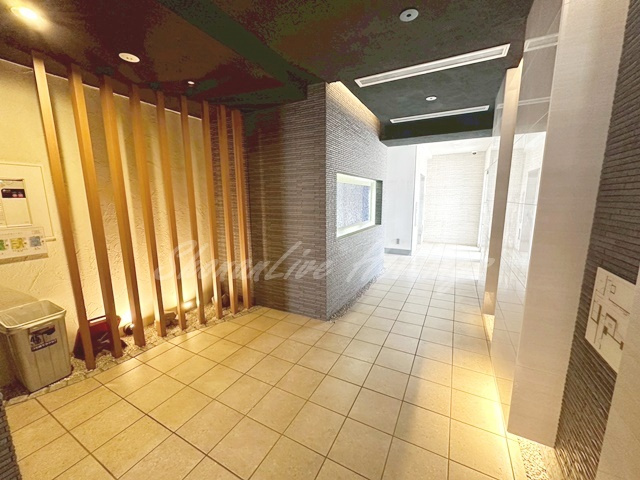 横浜市港北区新横浜１丁目の賃貸マンションのエントランス