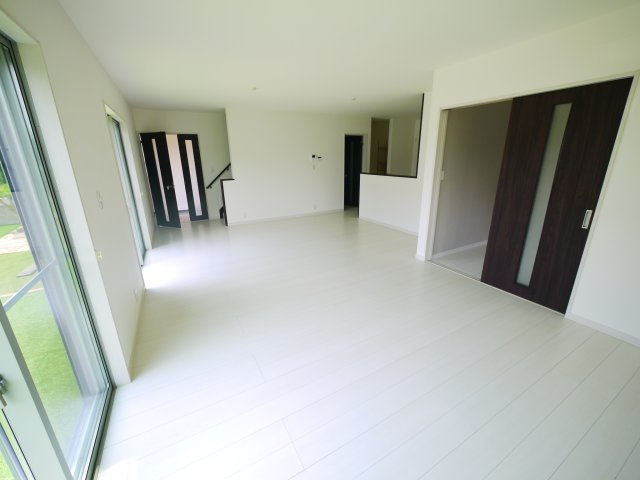 八街市榎戸　中古戸建の居間・リビング|内装リフォーム済令和8年7月　敷地約130坪 駐車4台可 リビング約27.7帖 SIC WIC付