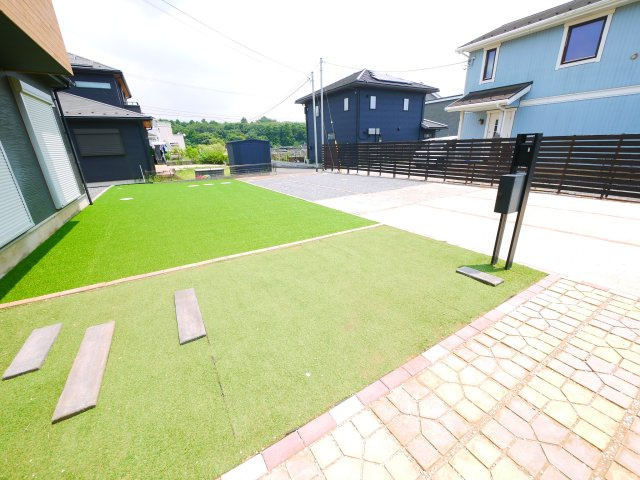 八街市榎戸　中古戸建の庭|内装リフォーム済令和8年7月　敷地約130坪 駐車4台可 リビング約27.7帖 SIC WIC付