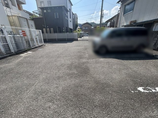 クロスアージュの駐車場