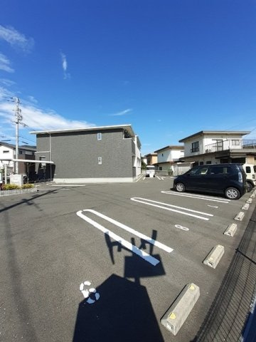 ララ・クメールの駐車場
