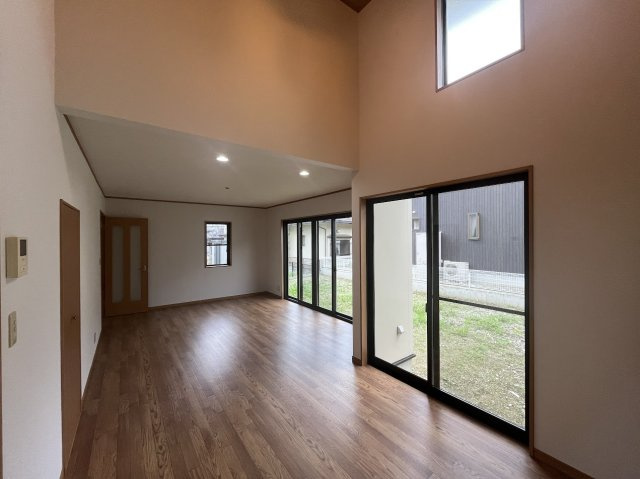 仙台市青葉区みやぎ台5丁目の居間・リビング|上部が吹き抜けになっており、光が降り注ぎます。