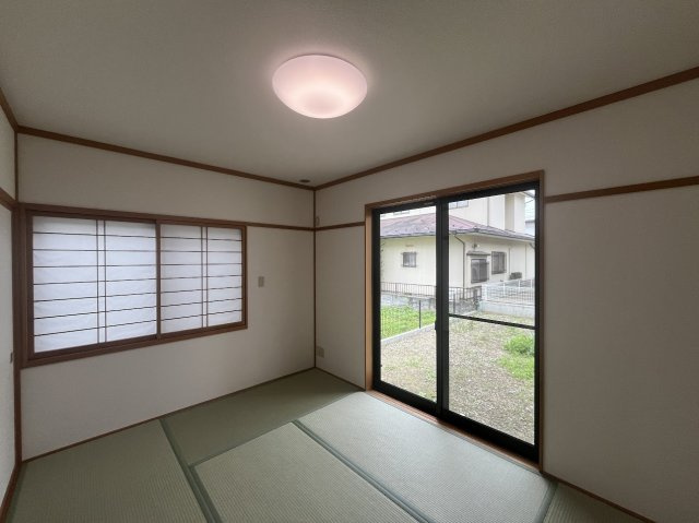 仙台市青葉区みやぎ台5丁目の和室|【お庭を望む独立和室6帖】玄関からリビングを通らず直行できる、急な来客時も安心のレイアウト。