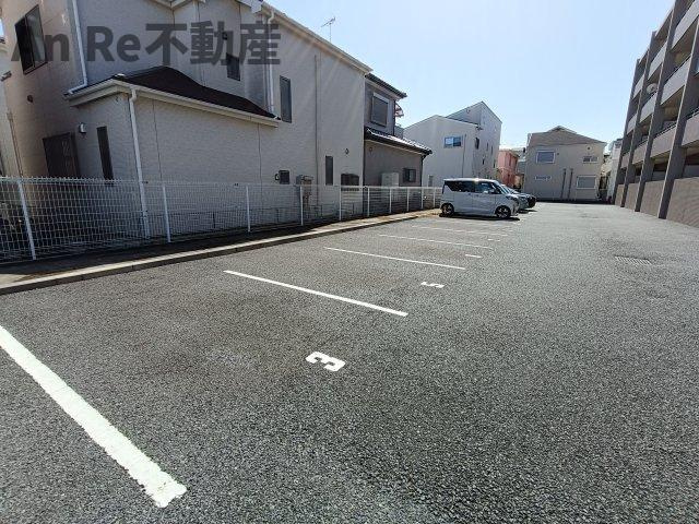 川口市東川口４丁目の賃貸マンションの駐車場