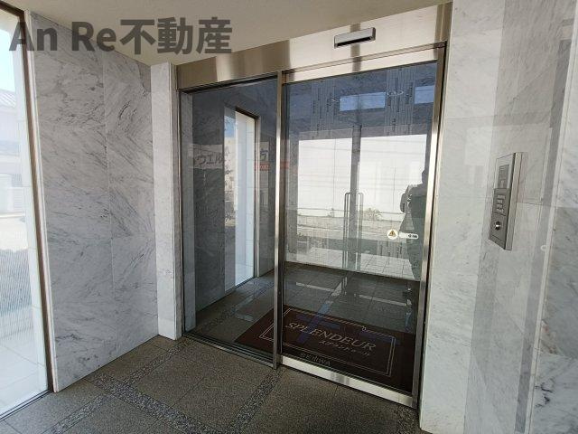 川口市東川口４丁目の賃貸マンションのエントランス