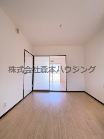 【居間・リビング】 | 　ゾンネンブルーメ | 広々としたキッチンスペースです