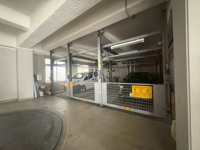フローレンス江坂の駐車場