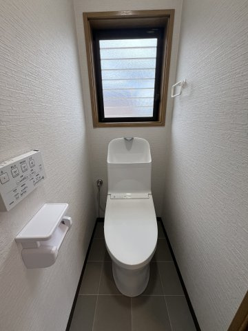 醍醐南西裏町　店舗付住宅　稼働中　のトイレ|温水洗浄便座へ新調済です！