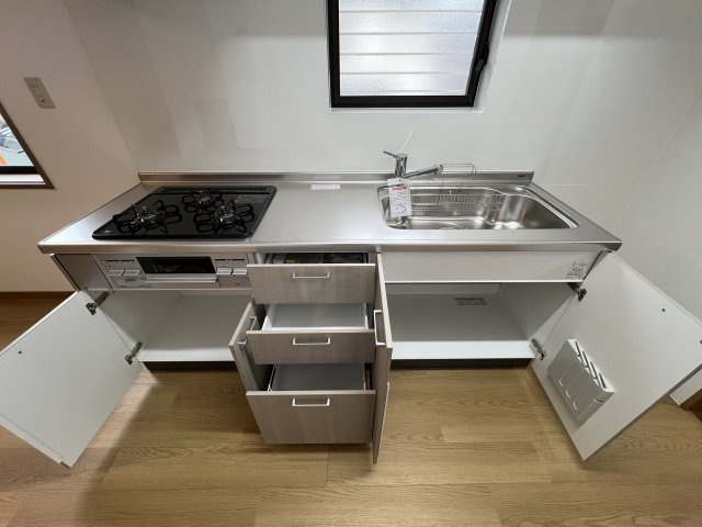醍醐南西裏町　店舗付住宅　稼働中　のキッチン|3口ガスコンロです。