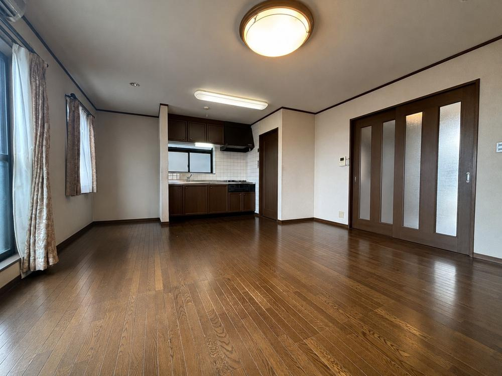 川勝町　中古一戸建ての居間・リビング|LDK14.0帖
■物件内覧・資金計画相談・住宅ローン相談、リフォーム相談、お問合せ受付中■
※当日・翌日のご内覧、ご相談はお電話でのお問合せがスムーズです！