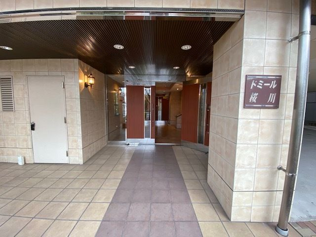 ドミール桜川のエントランス