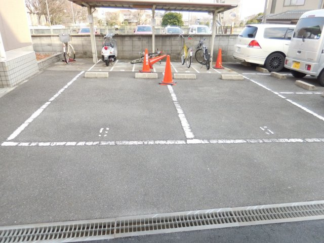 ルミエールタバタの駐車場