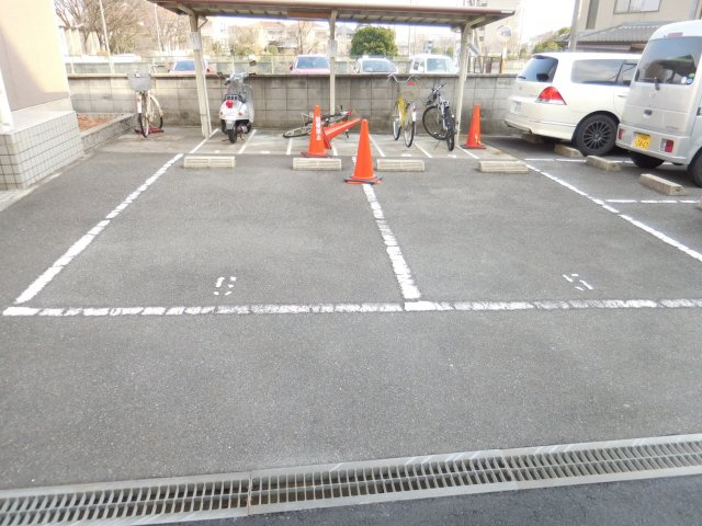 ルミエールタバタの駐車場