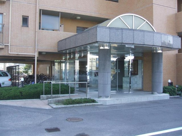 閑静な住宅街にあるマンションです♪車ですぐの場所にスーパーやコンビニ・ドラッグストアがあり生活便利です♪