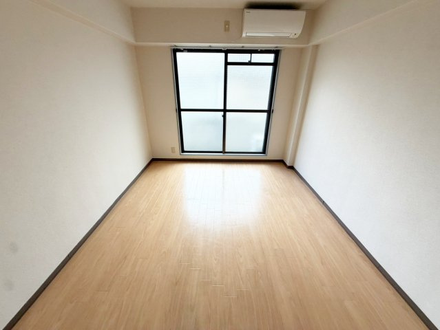 コスモハイツの洋室