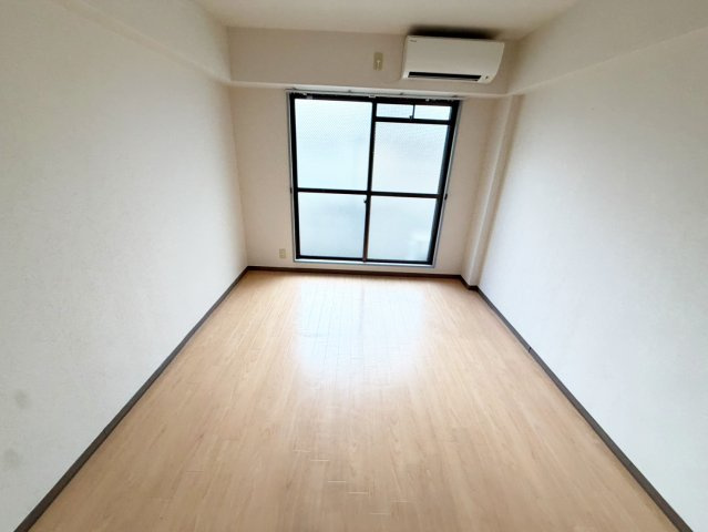 コスモハイツの洋室