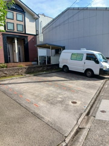 ロイヤル本前田の駐車場