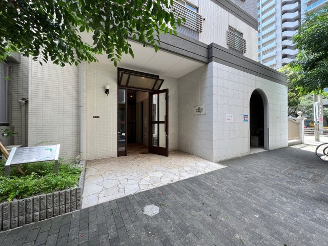 アーデンタワー新町のエントランス