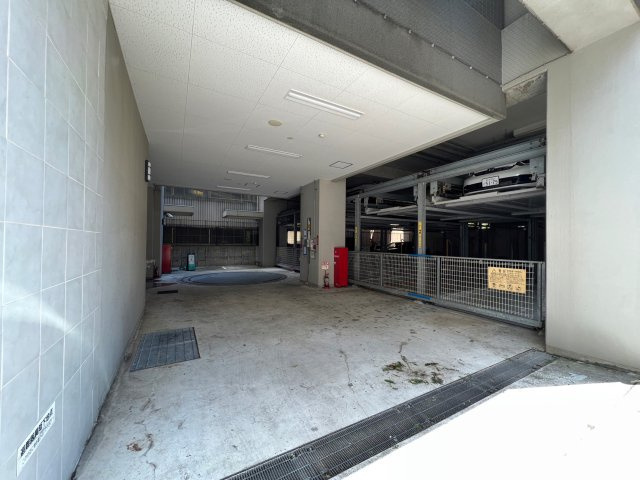 アーデンタワー新町の駐車場