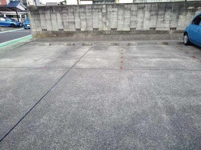 アンテノールの駐車場