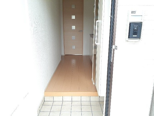 サン・パラストＦ　Ⅲの玄関