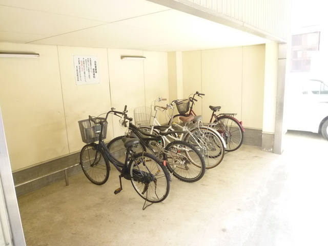 シェルコート高畑の駐車場