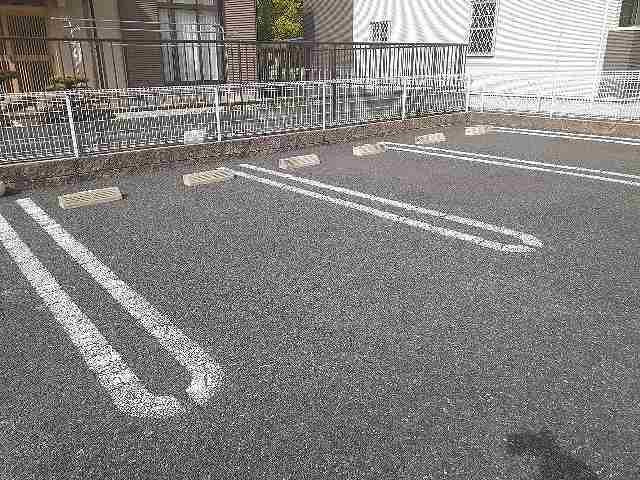 ラフレシールの駐車場