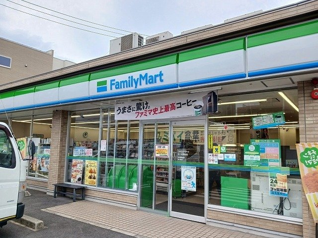 カーサ・エスペランサの周辺|ファミリーマートまで190m