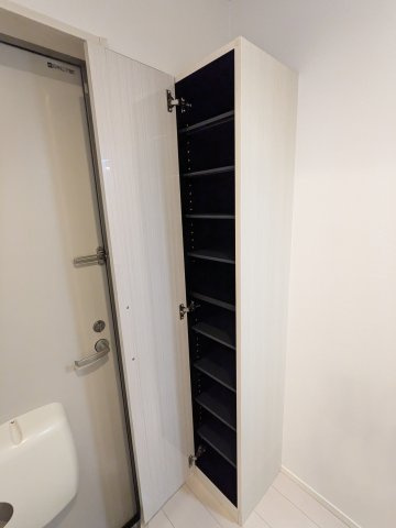 ハーモニーテラス松葉町の玄関|202号室シューズボックス